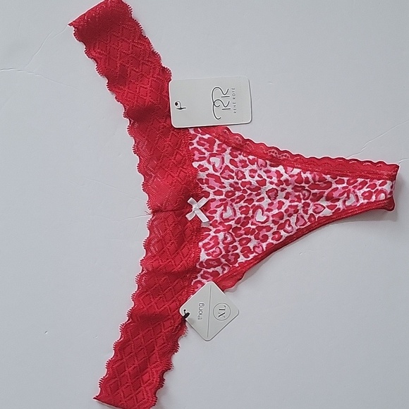 Reńe Rofé Red Leopard Print Thongs - Picture 1 of 4